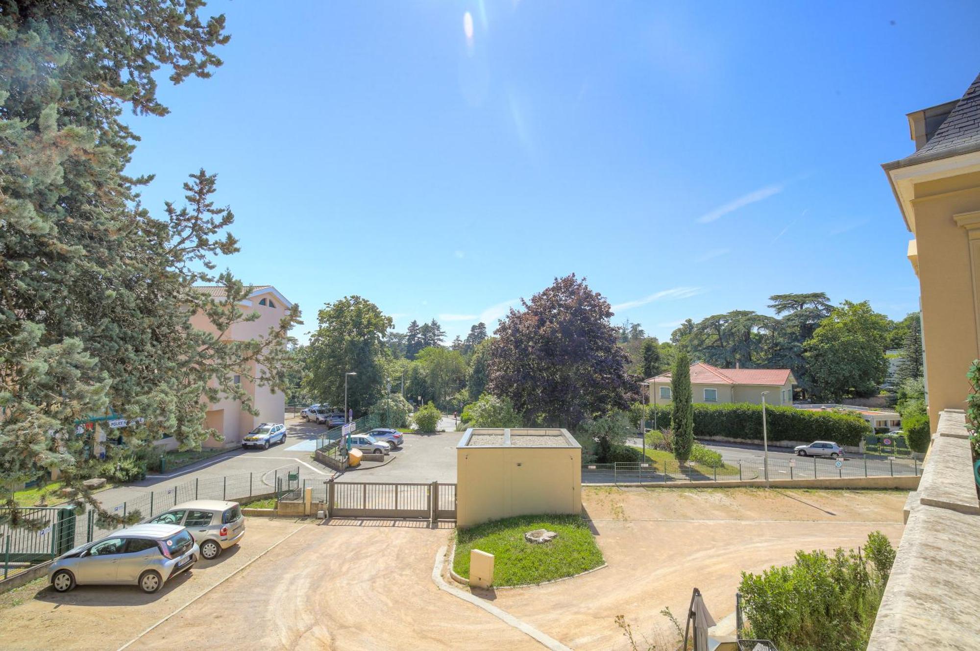 Chateau Ecully - Appartement 2 Chambres - Terrasse & Parking Exterior foto