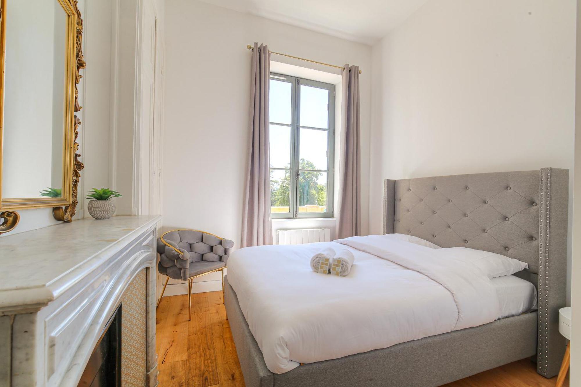 Chateau Ecully - Appartement 2 Chambres - Terrasse & Parking Exterior foto