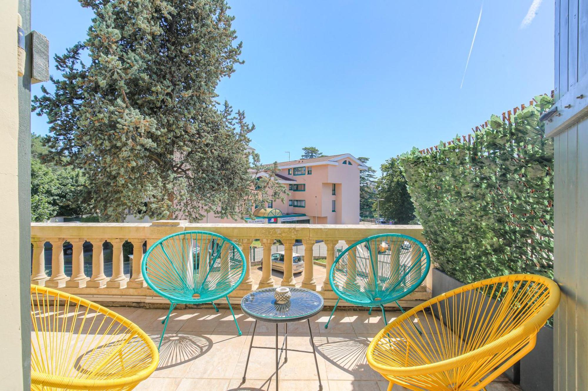 Chateau Ecully - Appartement 2 Chambres - Terrasse & Parking Exterior foto