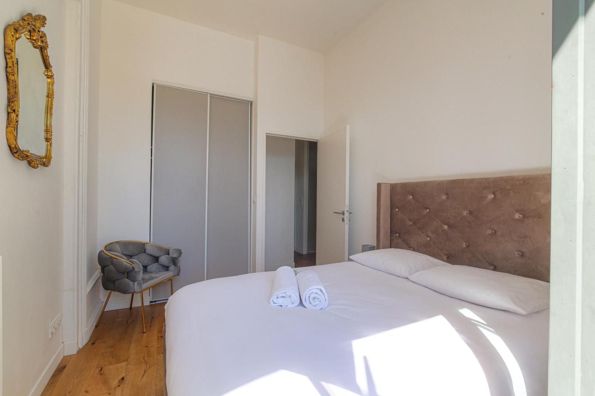 Chateau Ecully - Appartement 2 Chambres - Terrasse & Parking Exterior foto