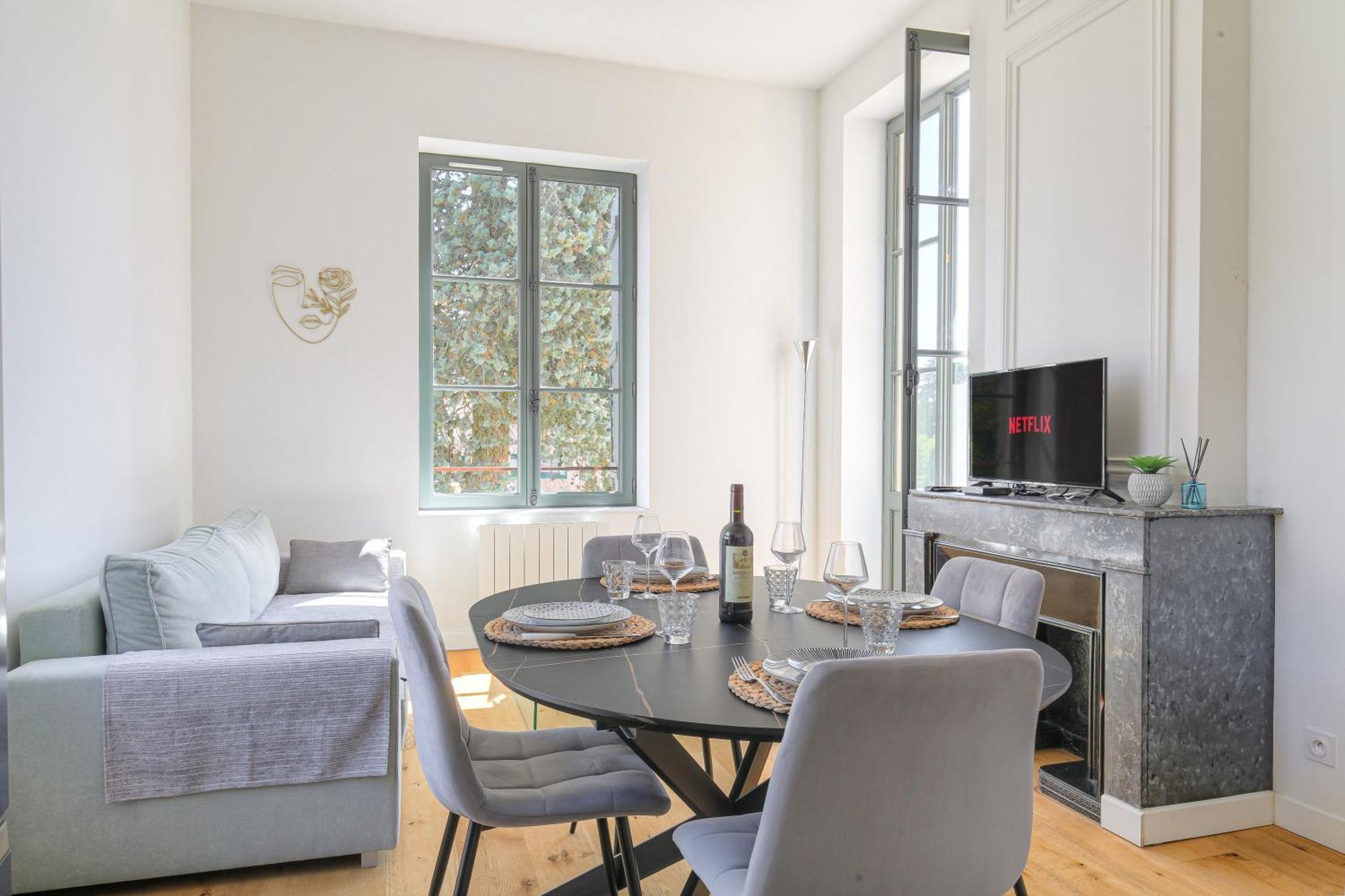 Chateau Ecully - Appartement 2 Chambres - Terrasse & Parking Exterior foto